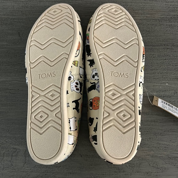 NWT Toms Halloween Black Cats Pumpkins Skulls Slip On Size 8.5 - Picture 6 of 7